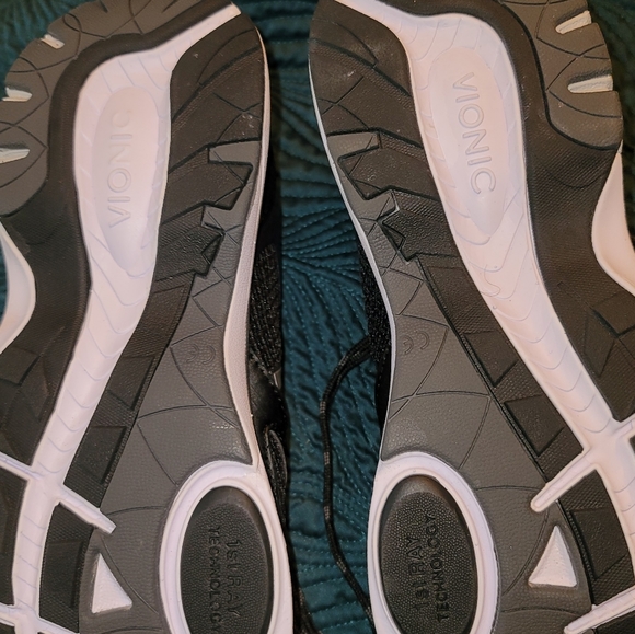 Vionic never worn size 8 tennis shoe - Picture 2 of 7